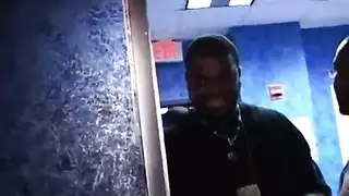 وضعية الكلب على شرفة منزل أمريكي كلاسيكي