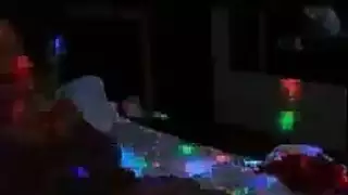 عنف أمريكي: سمراء تحصل على ثقب مزدوج وتُغطى بالسائل