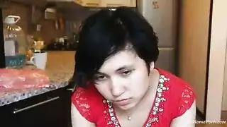 فتاة شرق أوسطية نحيفة في مشهد إباحي صريح