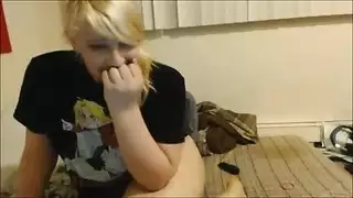 كابريس تأخذ قضيب ترانزيستور في فرجها المبلل