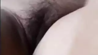 عاهرة أنيقة تأخذ خاتماً ضخماً عميقاً في داخلها