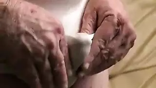 سمراء ممتلئة بمؤخرة كبيرة تأخذ شرجاً عنيفاً