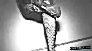 كاتيا كاسين تتهم ريان كيلي بقبل شغوفة ولمسات مثيرة