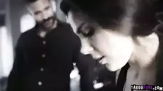 ينك اخته وهي تنظف غرفته