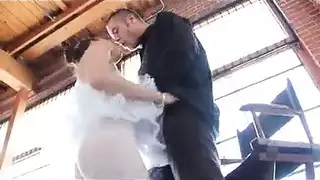 راقصة مسرح مثيرة تعطي مصة إباحية بعد العرض