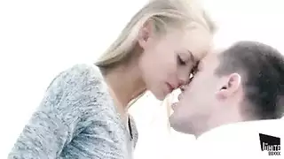 تلعق فرجها كمكافأة لمهاراتها المذهلة في المص