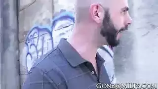 فتاة ساخنة بكسي مشعر ترتدي ملابس كاشفة