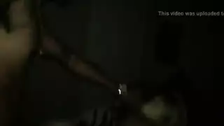 مؤخرة شابة تحصل على سائل قضيب أسود سميك