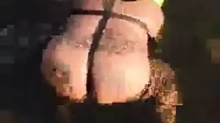 سيدة داكنة البشرة ممتلئة الجسم تحب أن يُشاهدها وهي تمارس الجنس