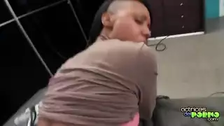 مراهقات عاهرات يستعرضن مؤخراتهن في أوضاع إباحية