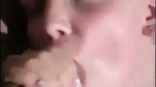 مثار وجامد: فمها يعمل بقضيبي المنتصب بشدة