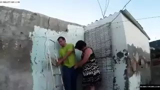 يولع كس جارته المطلقة فوق السطح و يمتع كسها المحروم