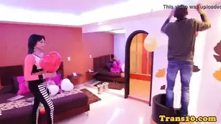 جميلة صغيرة تمنح متعة فموية مكثفة