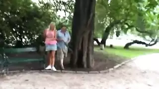 عاهرة مراهقة شقراء تتعرض للجماع بقوة في حديقة عامة