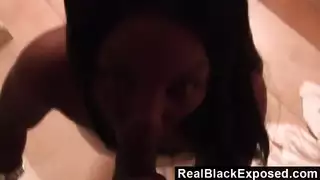 إثارة في مرحاض عام: عادة سرية أثناء الإعجاب بقضيب ضخم