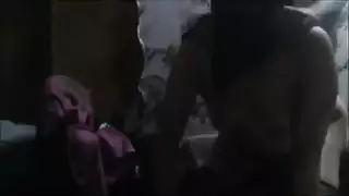 الجار يملأ مؤخرة الفتاة المحجوبة الضيقة بالسائل المنوي الساخن