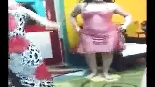 عاهرات بقمصان النوم يهززن أجسادهن استعدادًا للقذف الداخلي