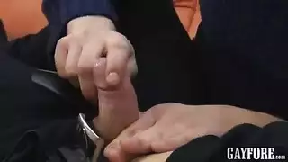 مراهق شاذ يتحسس قلفة زب صاحبه المثلي و يشعل شهوته و يمارس اللواط الهادي عليه