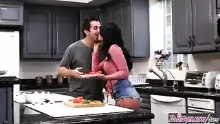 زوجان مثاران يمارسان الجنس على أرضية المطبخ بعد جنس فموي مثير