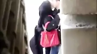  إباحية عائلية خفية: رجل يلمس صدر ابنة العم المحجبة ويتبادل القبلات