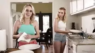 علاقة عائلية سحاقية: جنس جماعي مع أم شهوانية وبناتها