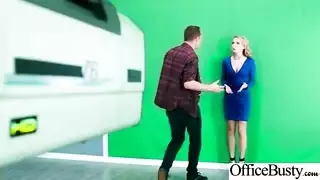 مذيعة عاهرة تحصل على قذف داخلي من منتج الشبكة