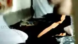 وضع الماء على جسمها وينيكها في