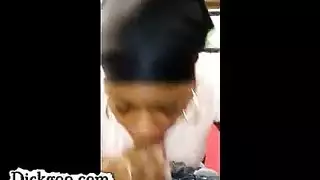 عاهرة المكتب المكشوفة: فتاة مالي محجبة تمص وتنشر نفسها