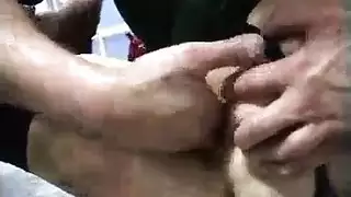 أكشن إيلاج مزدوج: شابان يوسعان فتحات امرأة جميلة