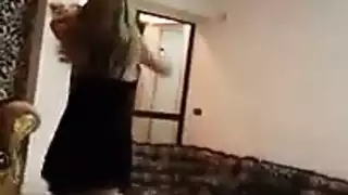 هذا الرقص الشرقي ينتهي بقذف السائل المنوي على وجهها