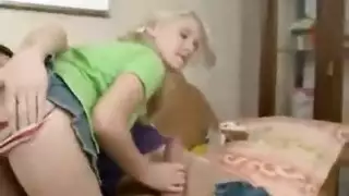 شقراء قرنية و سمراء قذرة في ثنائي مع رجل مسن