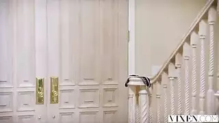 فانتازيا ثنائي: فتاتان وزوج واحد في شريط جنسي صريح