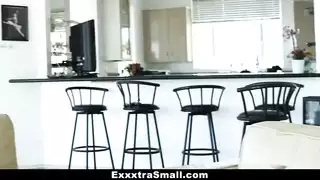 فتاة نحيفة تحصل على هزة جماع مكثفة من قضيب اصطناعي لصديقتها السابقة