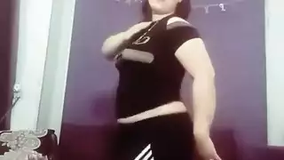 نجمة إباحية عربية تركع ركبة للقيام بمص عميق