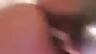 اثنان من الشقراوات يحاولان الذهاب في أول الثلاثي الثلاثي