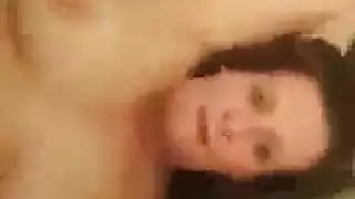 امرأة ناضجة تكشف كسها الحليق الشبابي