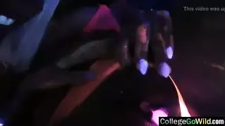 إباحية تربية الخيول: مراهقة تستقبل سائل الفحل